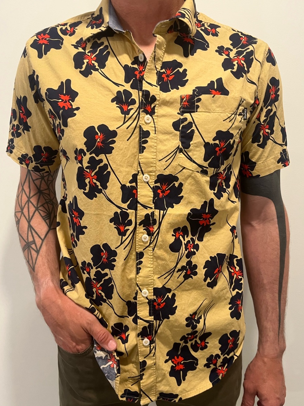 🖤 Hurley |M| Hawaiian/Short-Sleeve Button-Down Shirt. Navy and Red Floral Print